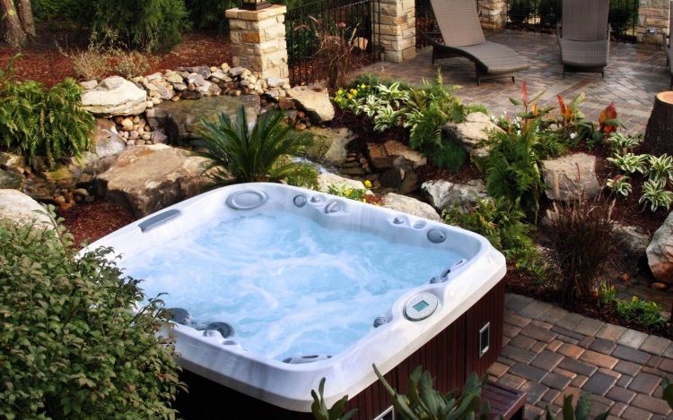 bain à remous-extérieur-bois-acrylique-jardin-roches-plantes-basses